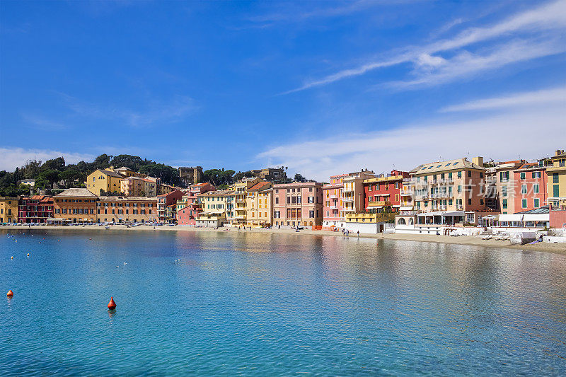 它位于Sestri Levante的Baia del Silenzio(沉默湾)，被意大利利古里亚特色的彩色建筑包围